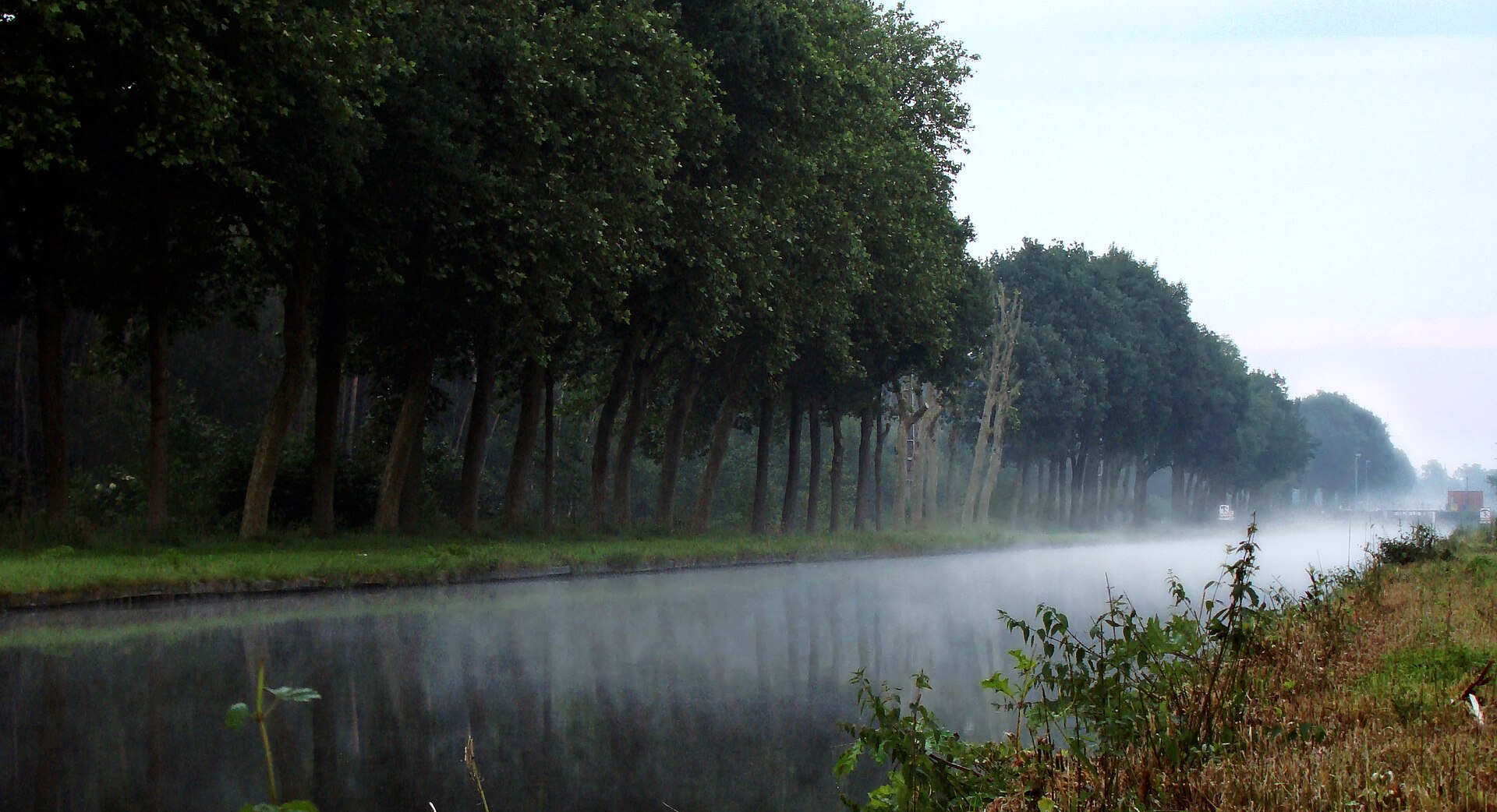 Zonsopgang aan de vaart bij Sint-Job-in-'t-Goor, wanneer het dorp al vroeg op gang komt