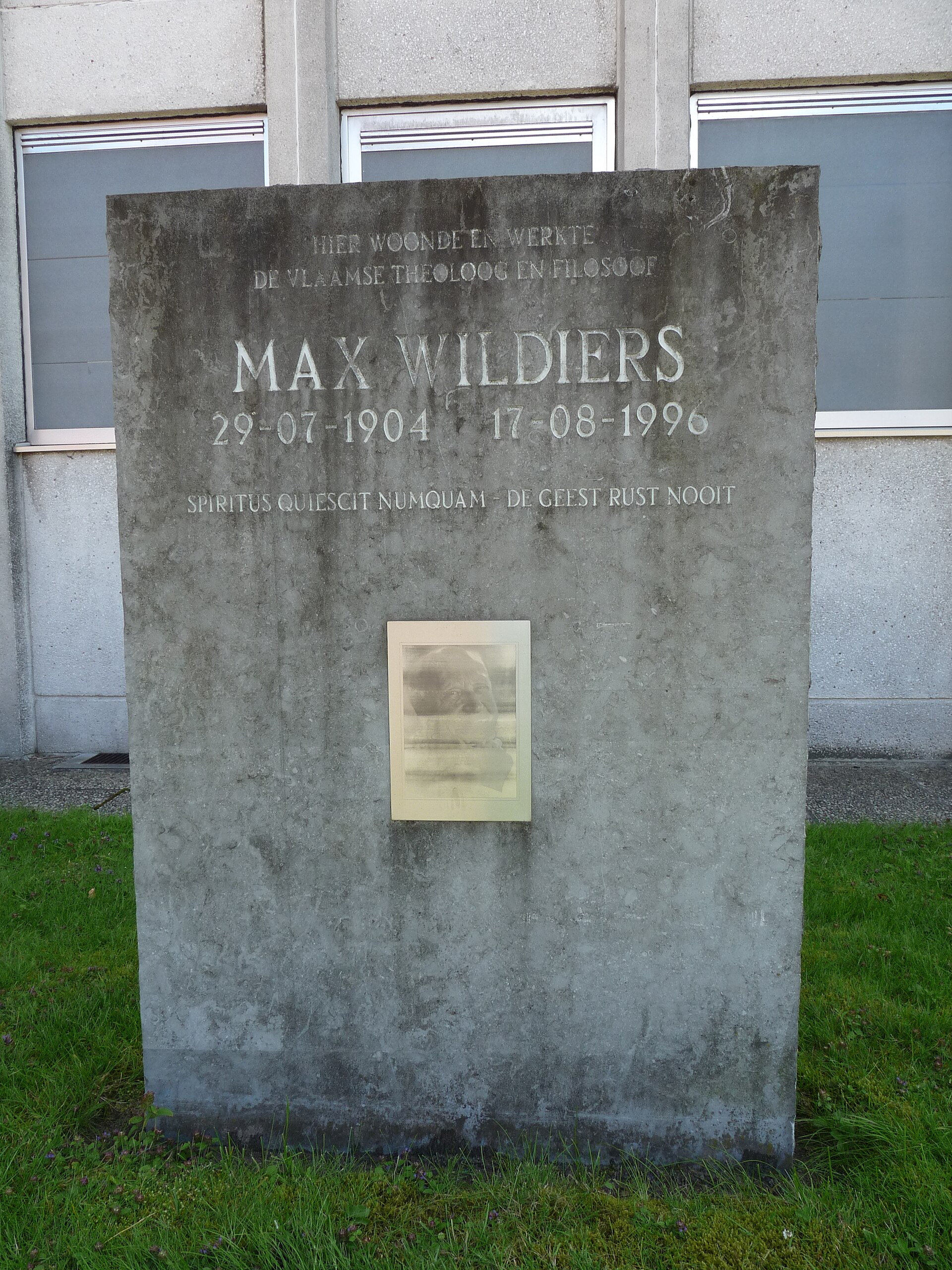 Gedenkplaat voor Max Wildiers bij de kerk van Sint-Job-in-'t-Goor, symbool van het lokale verenigings- en gemeenschapsleven