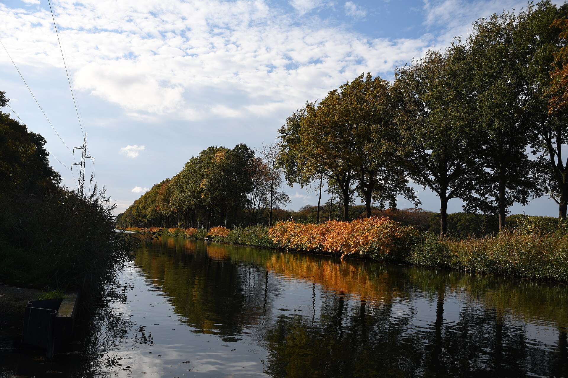 Herfstbeeld van het kanaal Dessel-Turnhout-Schoten dat door Sint-Job-in-'t-Goor loopt