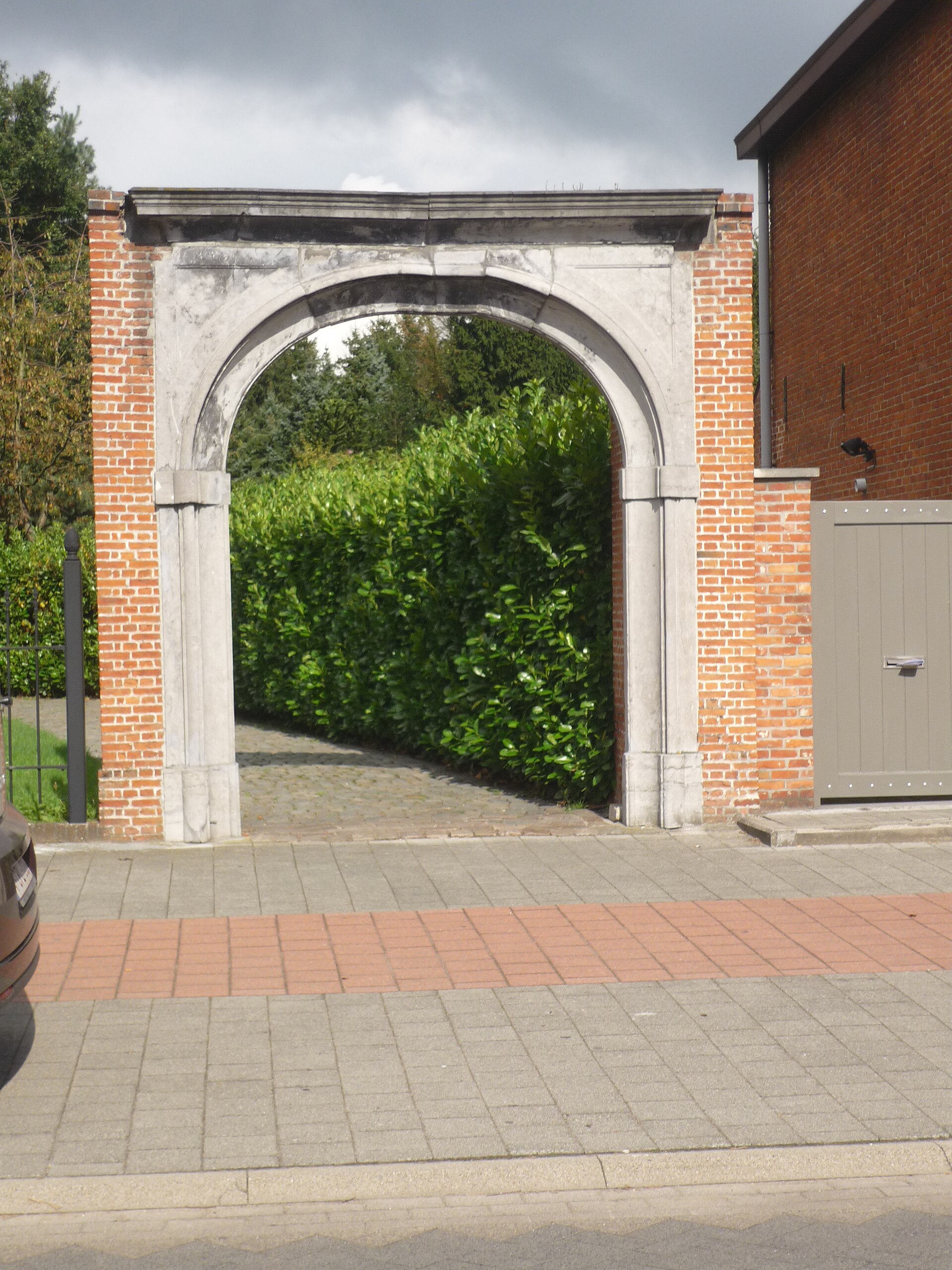 De achttiende-eeuwse tuinpoort van de pastorie (1779) aan de Kerklei in Sint-Job-in-'t-Goor